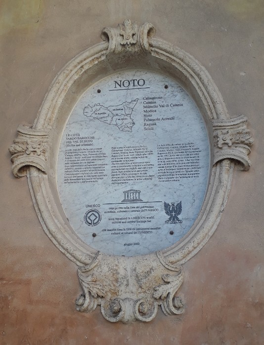 Noto è Patrimonio dell'Umanità (lapide a Palazzo Ducezio)