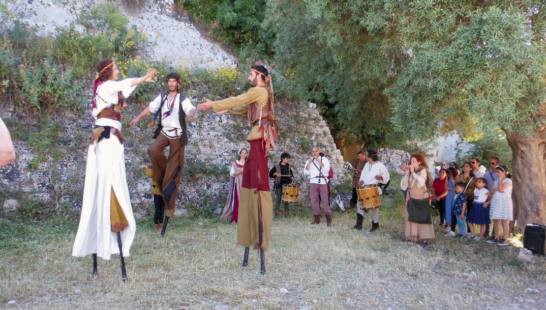 Danza su trampoli con musica medievale