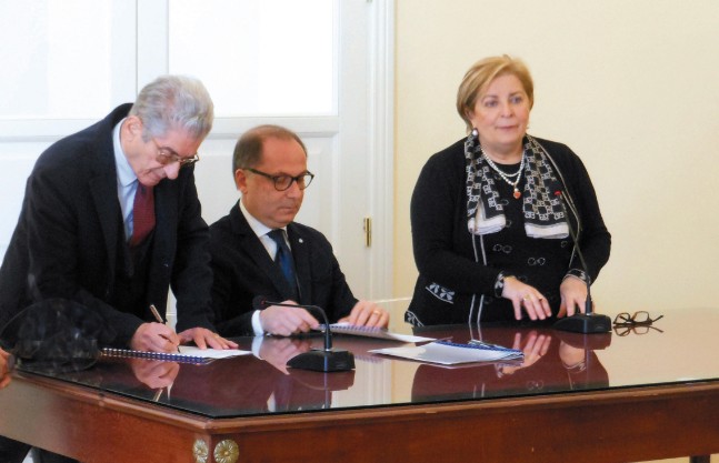 firma dell'Accordo Operativo per scavo-scuola a Noto Antica (8 febbraio)